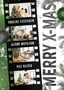 Kerstkaart 35mm fotorol op sneeuw en hout groen