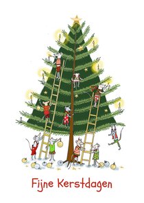Kerstkaart de muisjes versieren de kerstboom