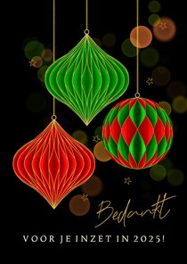 Kerstkaart gevouwen kersthangers rood en groen