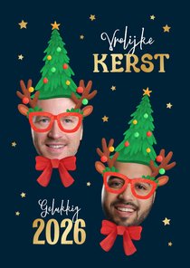 Kerstkaart grappig 2026 kerstmuts kerstboom bril humor
