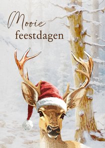 Kerstkaart hert in een besneeuwd bos