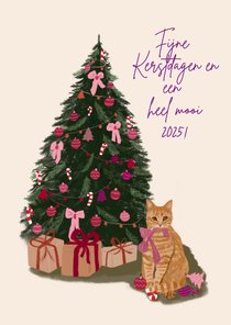 Kerstkaart kat met strik bij kerstboom