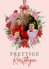 Kerstkaart kerstbal met strik en bloemen