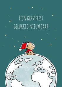 Kerstkaart met beertje met kerstmuts op wereldbol