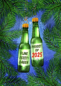 Kerstkaart met flesjes bier aan kersttakjes