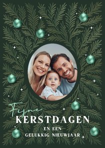 Kerstkaart met foto en groene dennentakken
