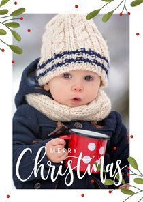 Kerstkaart met grote foto, takjes en rode besjes