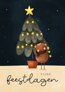 Kerstkaart met illustratie van kerstboom met ster en beertje