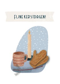 Kerstkaart met kaars wanten en kopje