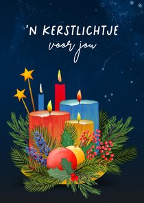 Kerstkaart met kaarsen, takjes en ballen