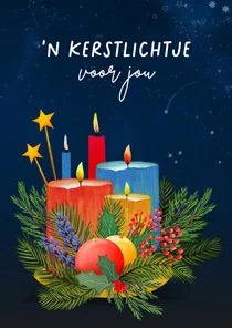 Kerstkaart met kaarsen, takjes en ballen