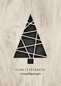 Kerstkaart met kerstboom en houten achtergrond