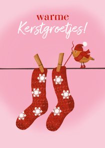 Kerstkaart met kerstsokken aan waslijn en vogeltje