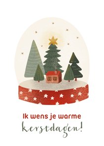 Kerstkaart met schudbol met kerstbomen ster en huisje