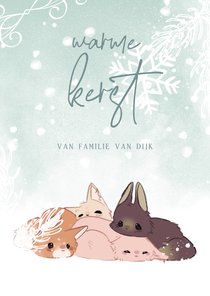 Kerstkaart met vier vosjes in de winter