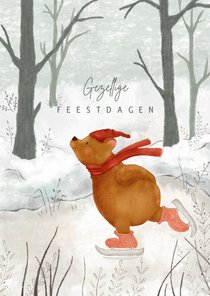 Kerstkaart met winterlandschap en beer op schaatsen