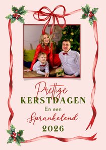 Kerstkaart rode strik aan lint met hulst