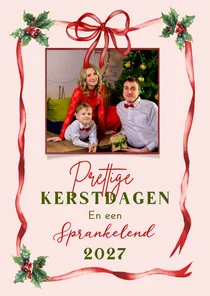 Kerstkaart rode strik aan lint met hulst