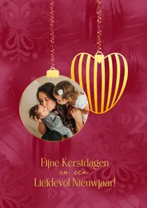 Kerstkaart rood met twee foto’s en gouden kerstballen