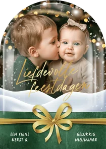 Kerstkaart sneeuwbol foto liefdevolle feestdagen strik goud