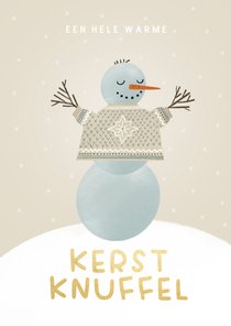 Kerstkaart sneeuwpop warme kerstknuffel beige