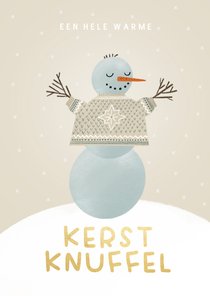 Kerstkaart sneeuwpop warme kerstknuffel beige