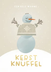 Kerstkaart sneeuwpop warme kerstknuffel beige