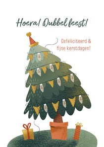 Kerstkaart voor een jarige met kerstboom met slingers