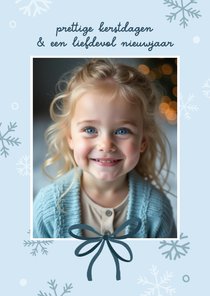 Kerstkaartje met foto en sneeuwvlokjes lichtblauw winter