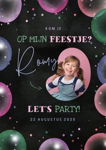 Kinderfeestje met ballonnen en confetti krijtbord