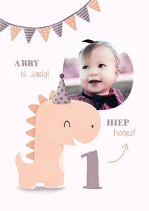 Kinderfeestje uitnodiging dinosaurus met vlagjes en hoedje