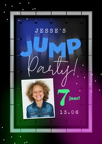 Kinderfeestje uitnodiging jump trampoline neon party