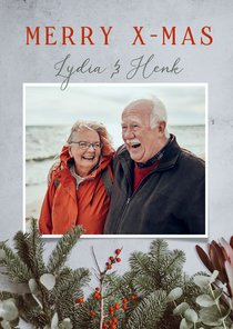 Klassieke foto kerstkaart met dennentakjes en eigen foto