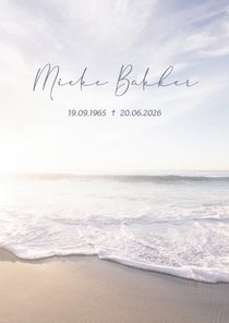 Klassieke rouwkaart met strand golven en lucht