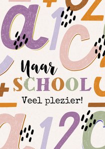 Kleurrijke kinderkaart naar school letters cijfers plus min