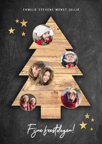 Leuke kerstkaart met houten kerstboom, foto's en krijtbord