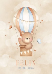 Lief geboortekaartje beertje in luchtballon vlinders en wolk