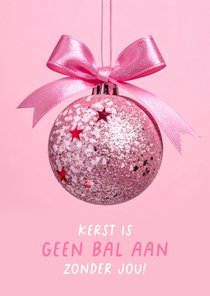 Liefdevol en grappige kerstkaart met kerstbal en strik