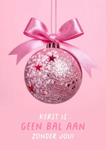 Liefdevol en grappige kerstkaart met kerstbal en strik