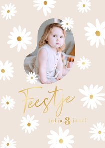 Lieve beige kinderfeestje uitnodiging met bloemetjes en goud