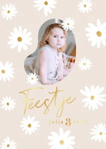 Lieve beige kinderfeestje uitnodiging met bloemetjes en goud