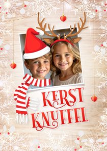 Lieve grappige kerstkaart met kerstknuffel en kerst props