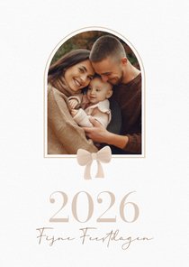 Lieve kerstkaart met foto in boog en beige strikje