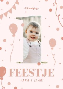 Lieve uitnodiging eerste verjaardag roze met foto