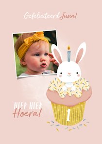 Lieve verjaardagskaart konijntje in cupcake met foto