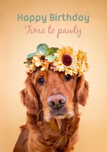 Lieve verjaardagskaart van hond met bloemenkrans