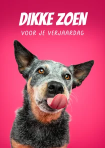Lieve verjaardagskaart van vrolijke hond met tong uit bek