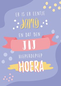 Lila verjaardag felicitatie kaart met typografie