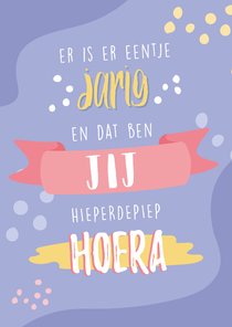 Lila verjaardag felicitatie kaart met typografie