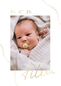 Minimalistisch geboortekaartje met foto en goudfolie lijnen